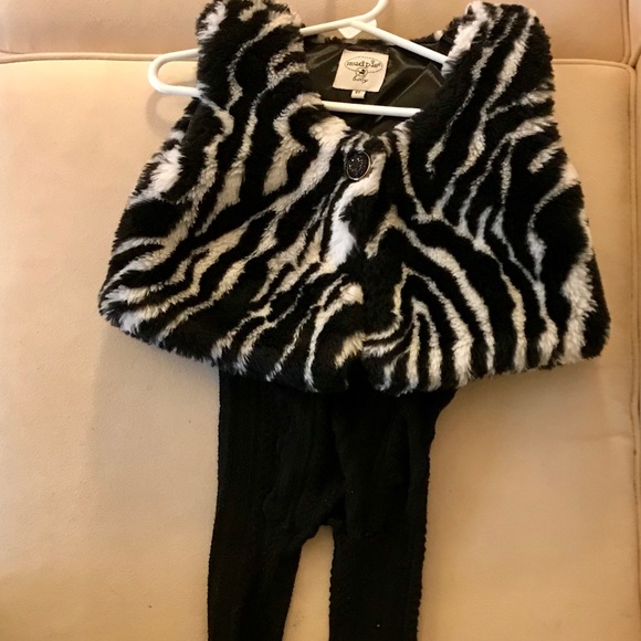 Mud Pie Other - Mud pie faux fur vest with tights with fur cuffs